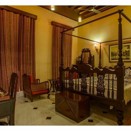 Hotel 233 Park Street Колката Стая снимка