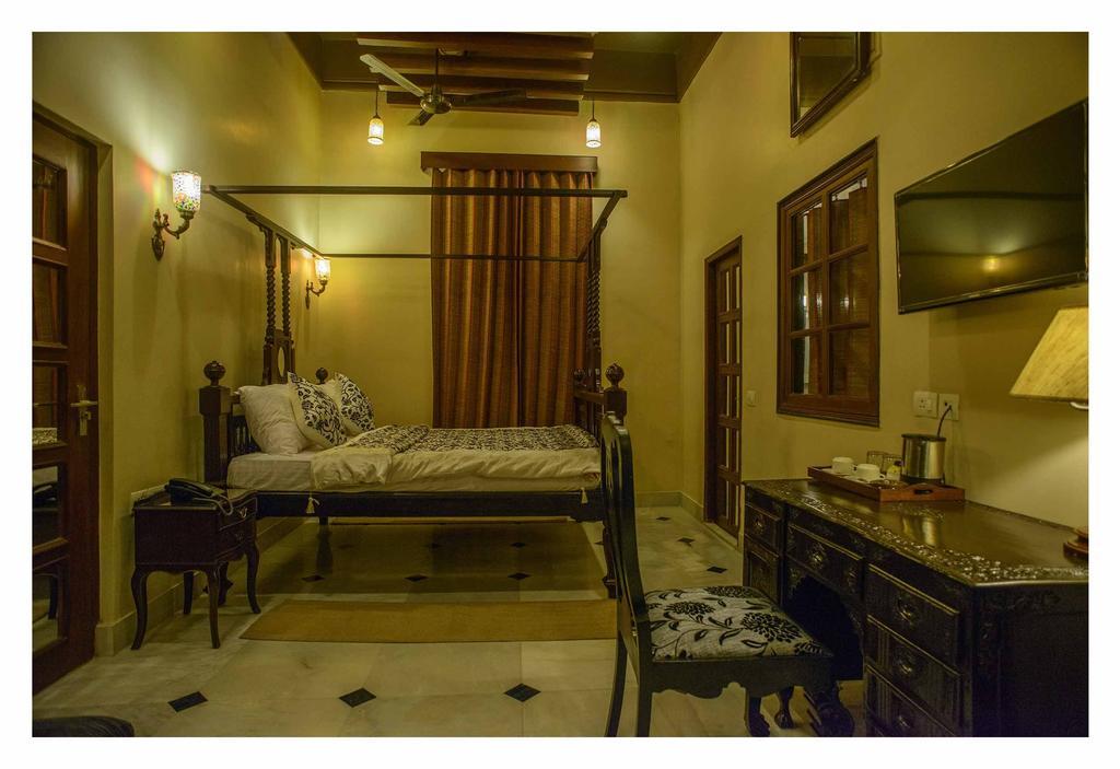 Hotel 233 Park Street Колката Стая снимка