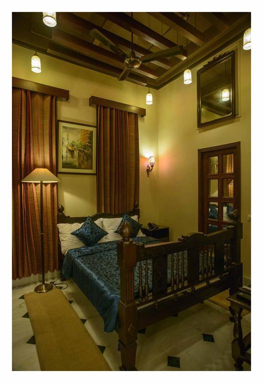 Hotel 233 Park Street Колката Стая снимка