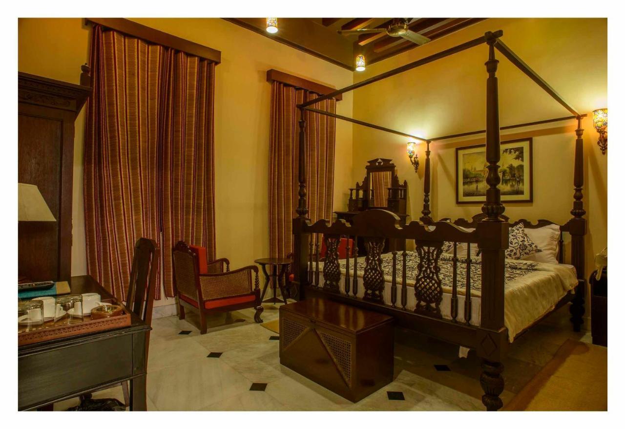 Hotel 233 Park Street Колката Стая снимка
