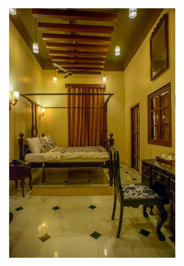 Hotel 233 Park Street Колката Стая снимка